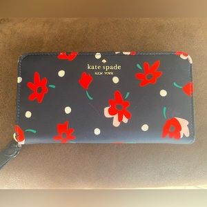 Kate spade floral wallet. Perfect for Spring or Summer
